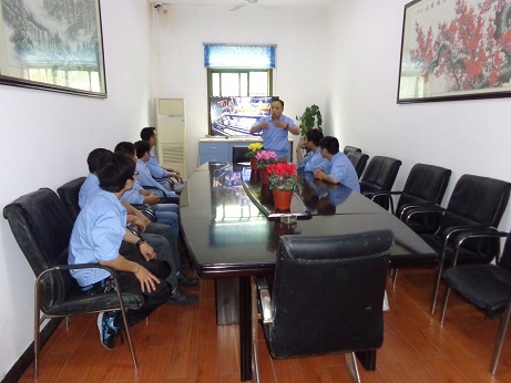 Safety training was organized for all employees of the laminated glass factory.